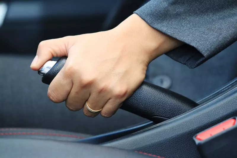 3 Kesalahan saat Menggunakan Rem Tangan Mobil - Suzuki Jember